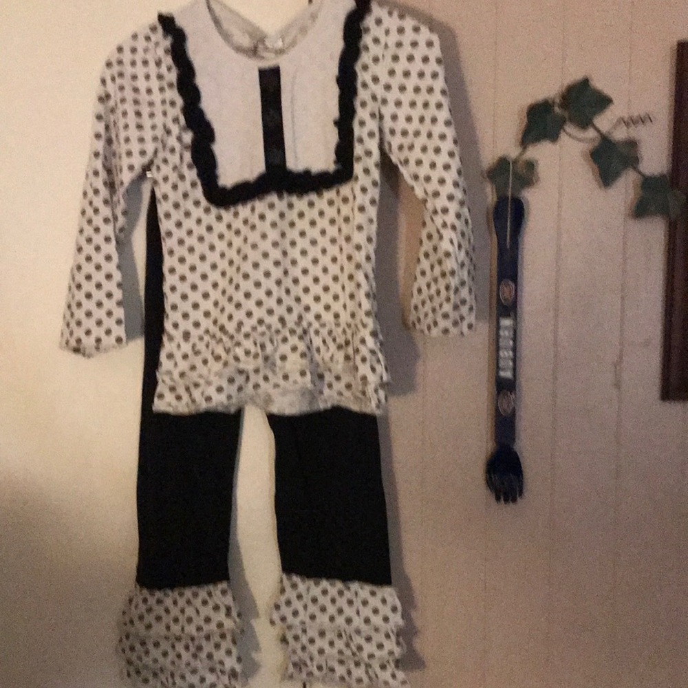 Sassy little girls outfit size 7/8 the tag says xxl.
